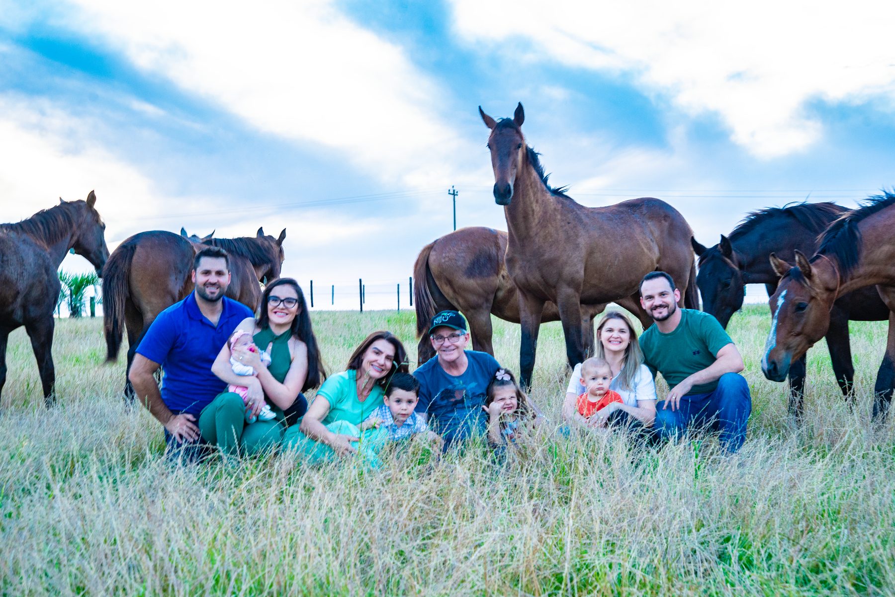 A família do Haras Nijú no campo, com os animais